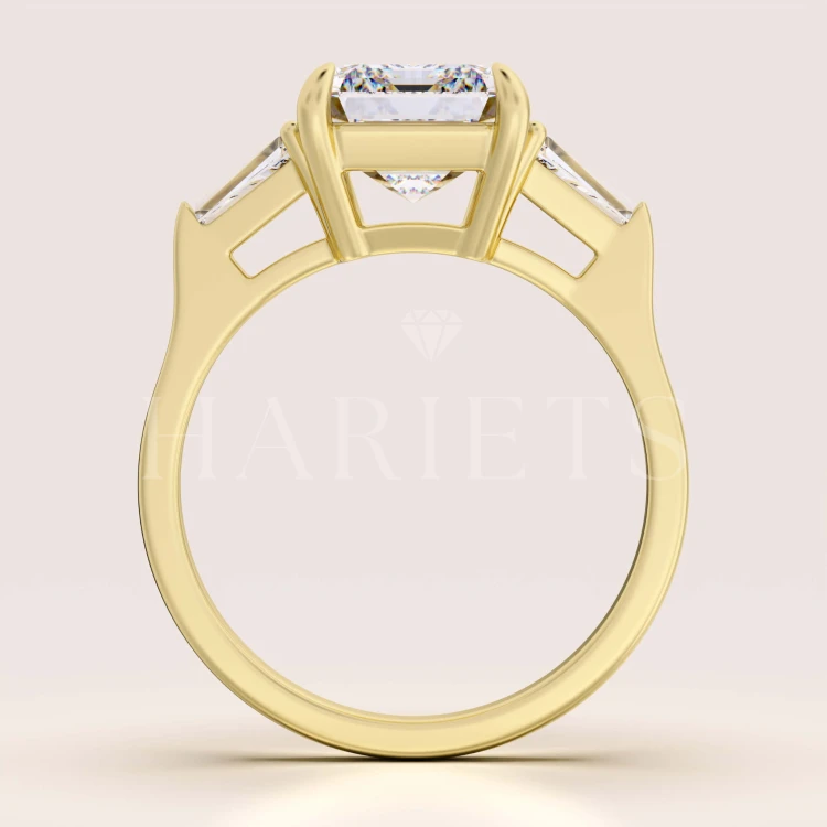 bague-fiancailles-trinity-moissanite-4ct-taille-émeraude-face-or-jaune-florence-hariets.