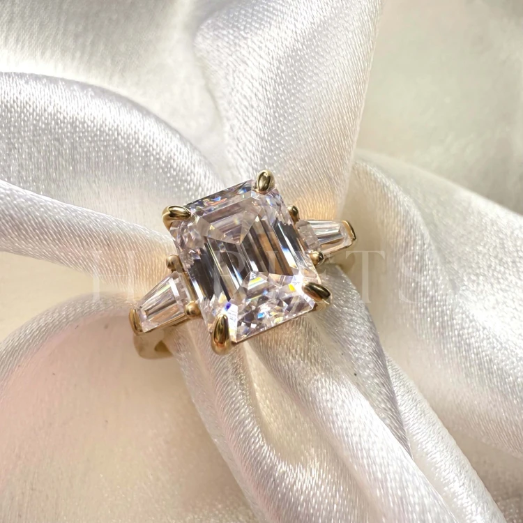 bague-fiancailles-trinity-moissanite-4ct-taille-émeraude-gros-plan-or-jaune-florence-hariets.