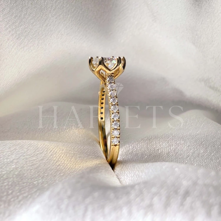 bague-fiancailles-halo-flora-moissanite-1_5ct-taille-brillant-gros-plan-cote-or-jaune-hariets.jpg