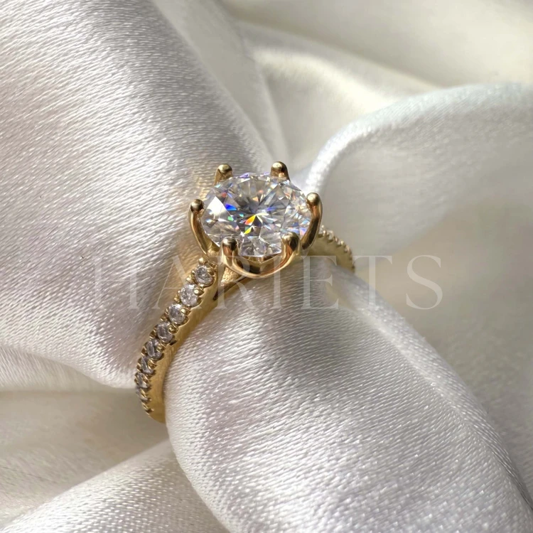 bague-fiancailles-halo-flora-moissanite-1_5ct-taille-brillant-gros-plan-face-or-jaune-hariets.jpg