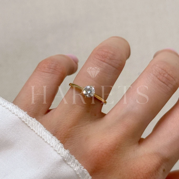 bague-fiancailles-solitaire-aura-moissanite-0-5ct-taille-brillant-sur-main-or-jaune-hariets.jpg