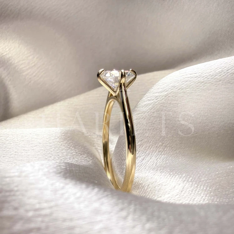 bague-fiancailles-solitaire-aura-moissanite-0-5ct-taille-brillant-gros-plan-cote-or-jaune-hariets.jpg