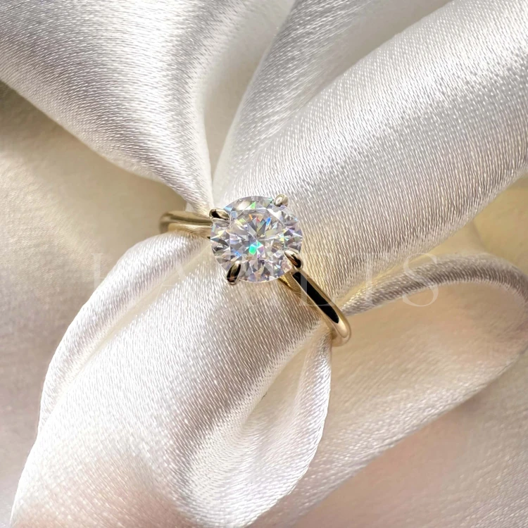 bague-fiancailles-solitaire-aura-moissanite-0-5ct-taille-brillant-gros-plan-or-jaune-hariets.jpg