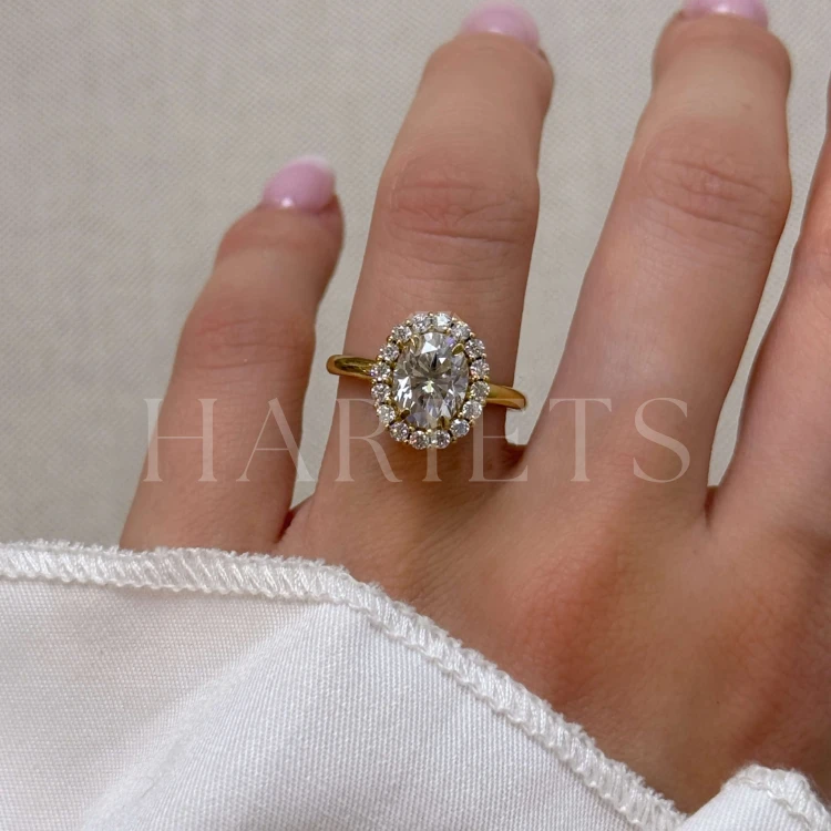 bague-fiancailles-vintage-moissanite-2ct-taille-ovale-sur-doigt-or-jaune-daisy-hariets.jpg