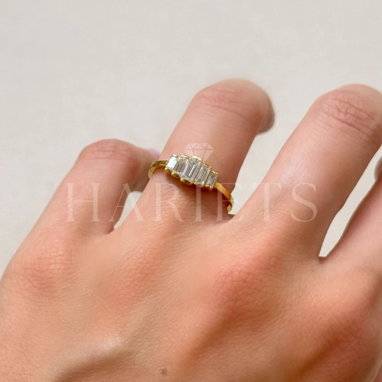 bague-fiancailles-moissanite-0-7ct-taille-baguette-cote-sur-doigt-or-jaune-eternity-hariets.jpg