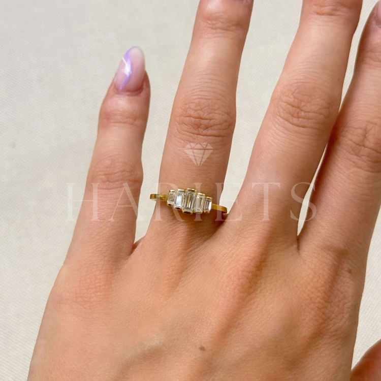 bague-fiancailles-moissanite-0-7ct-taille-baguette-sur-doigt-or-jaune-eternity-hariets.jpg