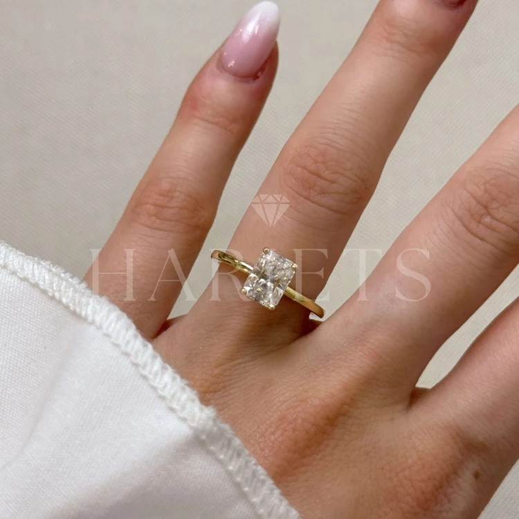 bague-fiancailles-solitaire-verity-diamant-de-laboratoire-2ct-taille-radiant-sur-doigt-or-jaune-hariets.jpg