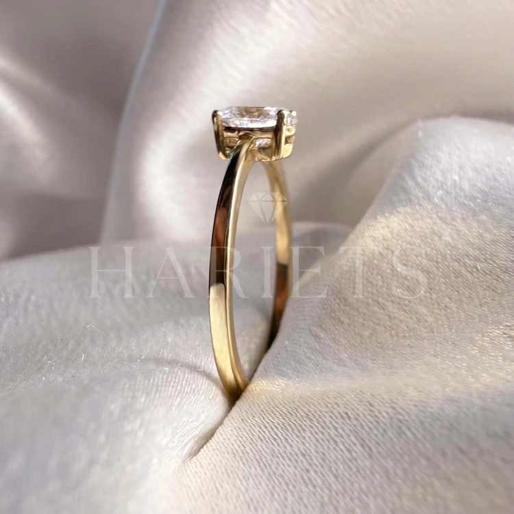 bague-de-fiancailles-solitaire-astra-diamant-de-laboratoire-2ct-taille-ovale-gros-plan-profil-or-jaune-hariets.jpg