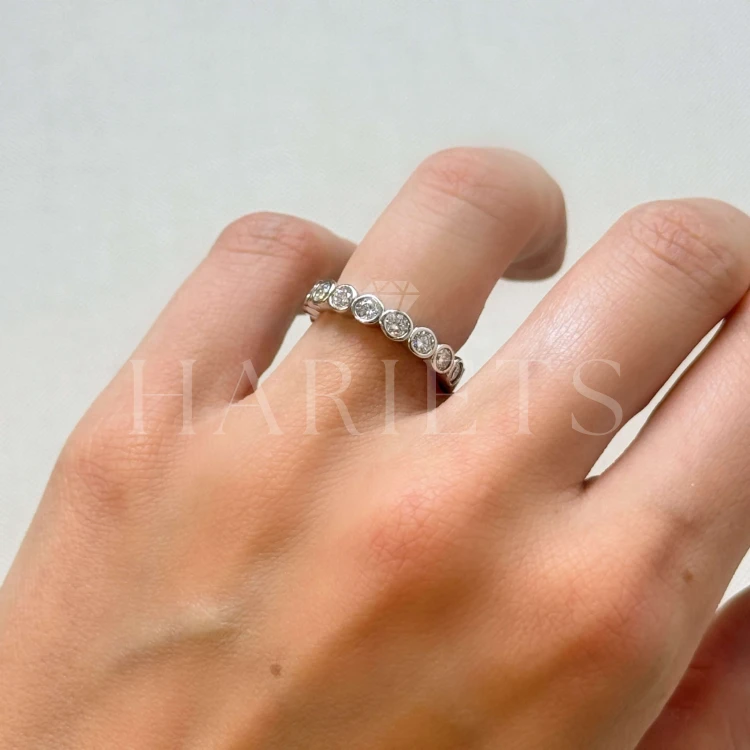 alliances-eternity-avec-moissanites-3mm-taille-brillant-bezel-au-doigt-cote-argent-hariets.jpeg