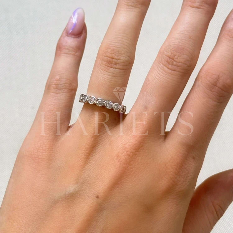 alliances-eternity-avec-moissanites-3mm-taille-brillant-bezel-au-doigt-argent-hariets.jpeg