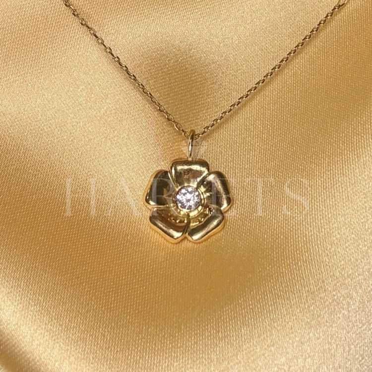 pendentif-en-forme-de-fleur-moissanite-or-jaune-sur-le-cou-lotus-hariets.jpg