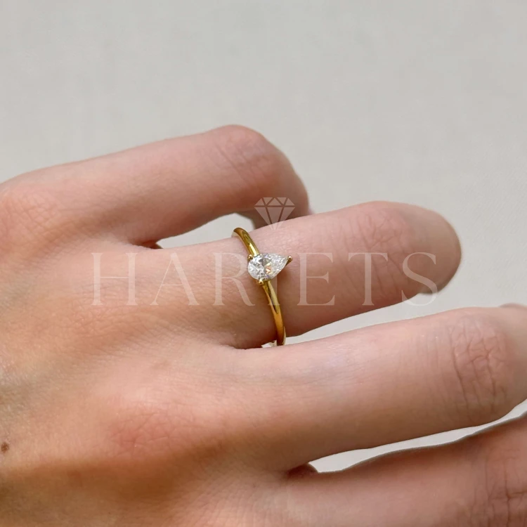 bague-fiancailles-teardrop-moissanite-0-5ct-taille-poire-au-doigt-cote-or-jaune-hariets.jpg