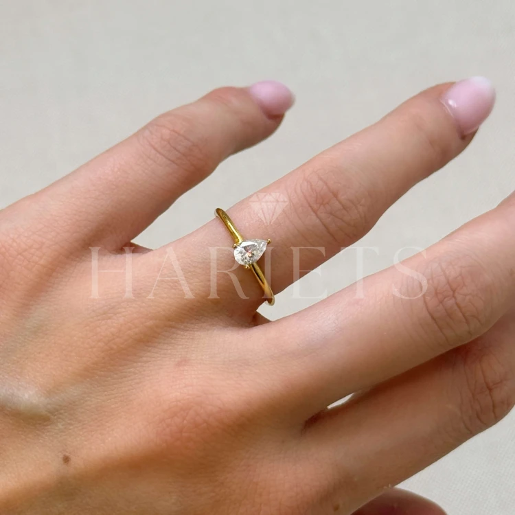 bague-fiancailles-teardrop-moissanite-0-5ct-taille-poire-au-doigt-or-jaune-hariets.jpg