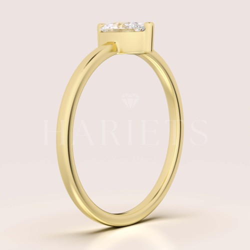 bague-fiancailles-petit-moissanite-0-5ct-taille-ovale-cote-or-jaune-mystique-hariets.jpg