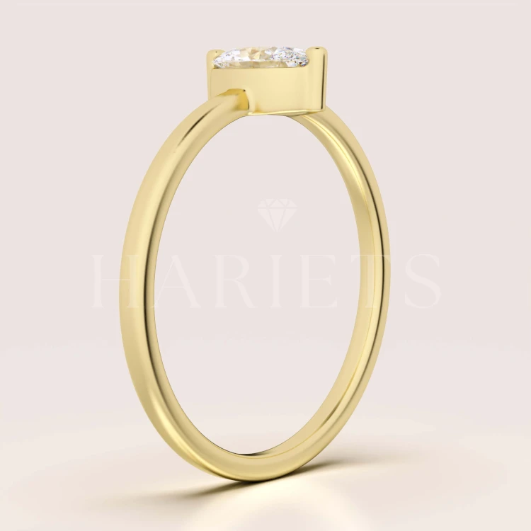 bague-fiancailles-petit-moissanite-0-5ct-taille-ovale-cote-or-jaune-mystique-hariets.jpg