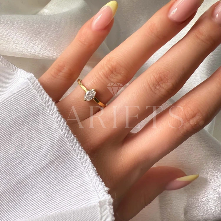 bague-fiancailles-petit-moissanite-0-5ct-taille-ovale-au-doigt-or-jaune-mystique-hariets.jpg