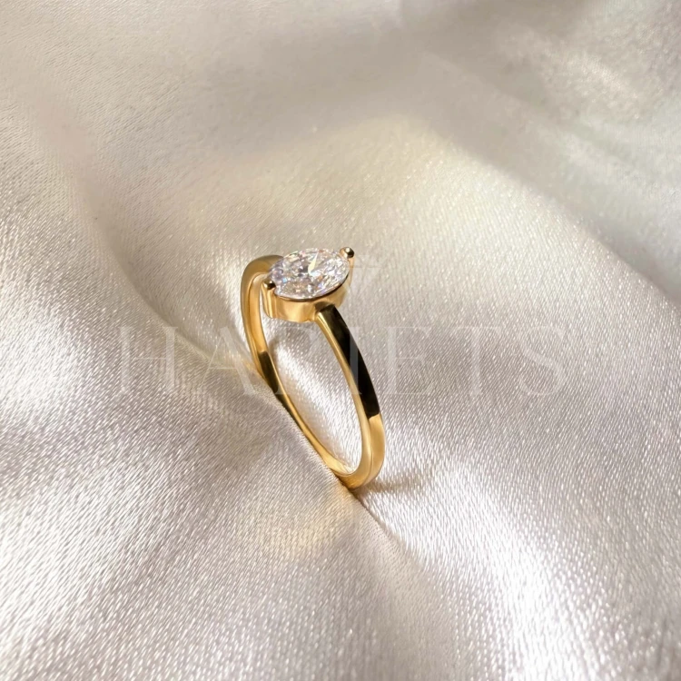 bague-fiancailles-petit-moissanite-0-5ct-taille-ovale-zoom-cote-or-jaune-mystique-hariets.jpg