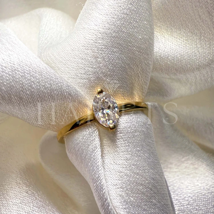 bague-fiancailles-petit-moissanite-0-5ct-taille-ovale-zoom-or-jaune-mystique-hariets.jpg