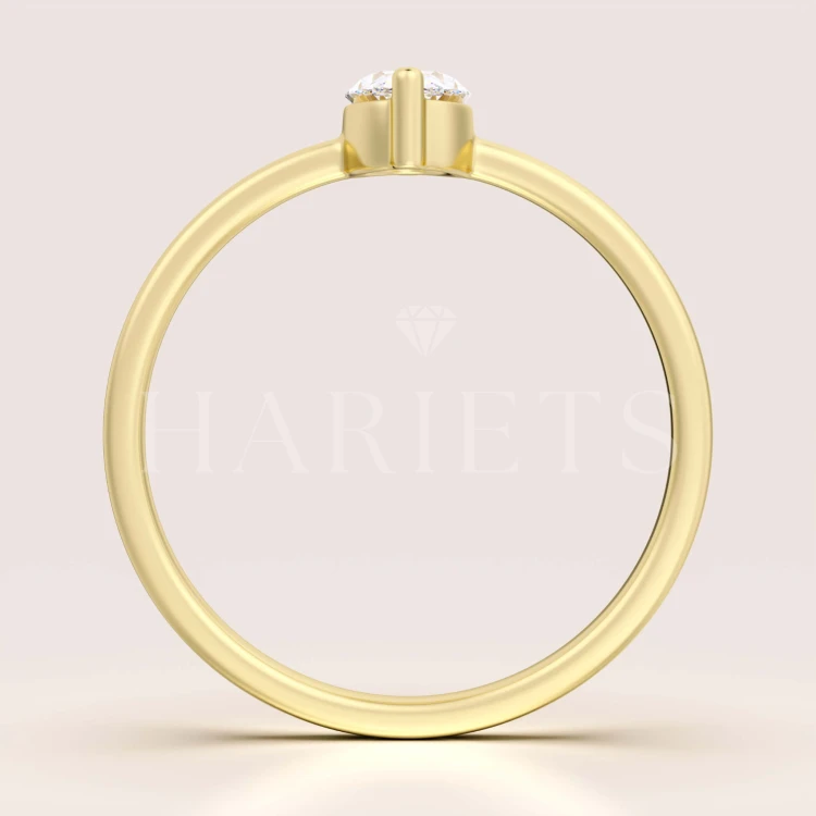bague-fiancailles-petit-moissanite-0-5ct-taille-ovale-cote-face-or-jaune-mystique-hariets.jpg