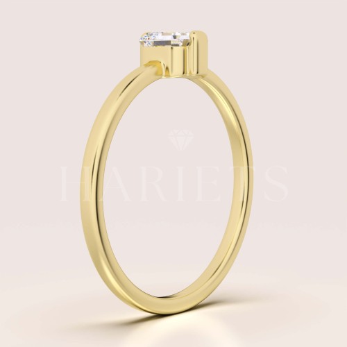 bague-fiancailles-petit-moissanite-0-5ct-taille-asscher-cote-or-jaune-vesper-hariets.jpg