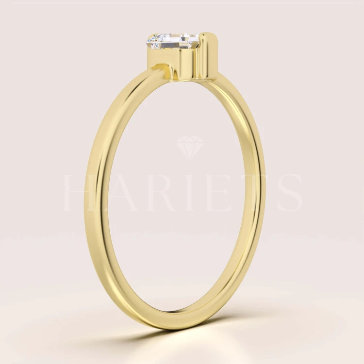 bague-fiancailles-petit-moissanite-0-5ct-taille-asscher-cote-or-jaune-vesper-hariets.jpg