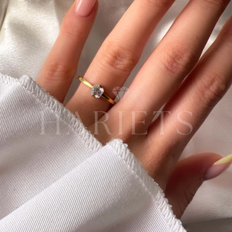 bague-fiancailles-petit-moissanite-0-5ct-taille-asscher-au-doigt-or-jaune-ray-hariets.jpg