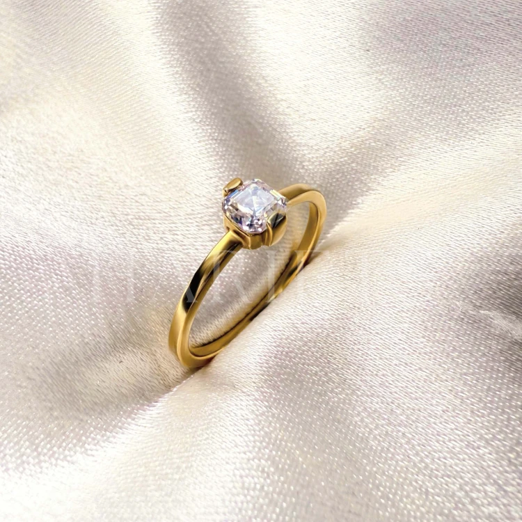bague-fiancailles-petit-moissanite-0-5ct-taille-asscher-zoom-cote-or-jaune-ray-hariets.jpg