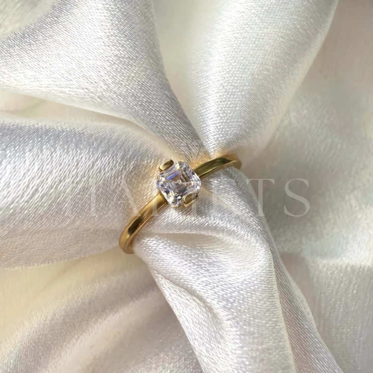 bague-fiancailles-petit-moissanite-0-5ct-taille-asscher-zoom-or-jaune-ray-hariets.jpg