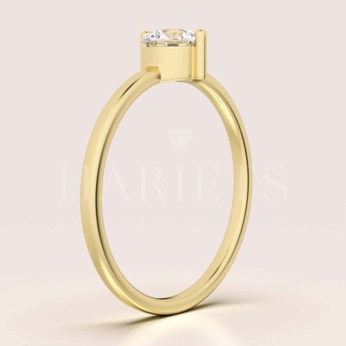 bague-fiancailles-petit-moissanite-0-5ct-taille-brillant-cote-or-jaune-enigma-hariets.jpg