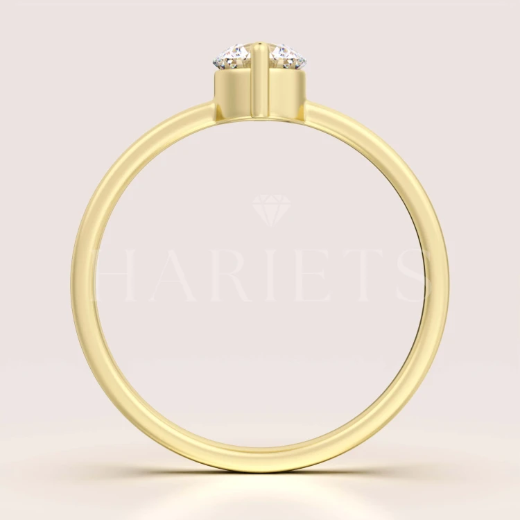 bague-fiancailles-petit-moissanite-0-5ct-taille-brillant-face-or-jaune-enigma-hariets.jpg