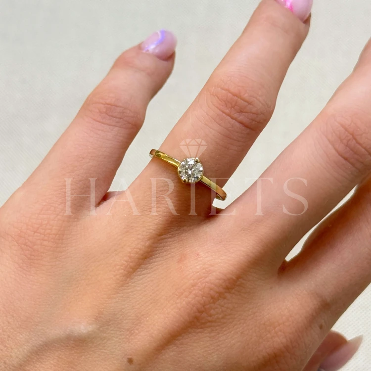 bague-fiancailles-petit-moissanite-0-5ct-taille-brillant-au-doigt-or-jaune-enigma-hariets.jpg