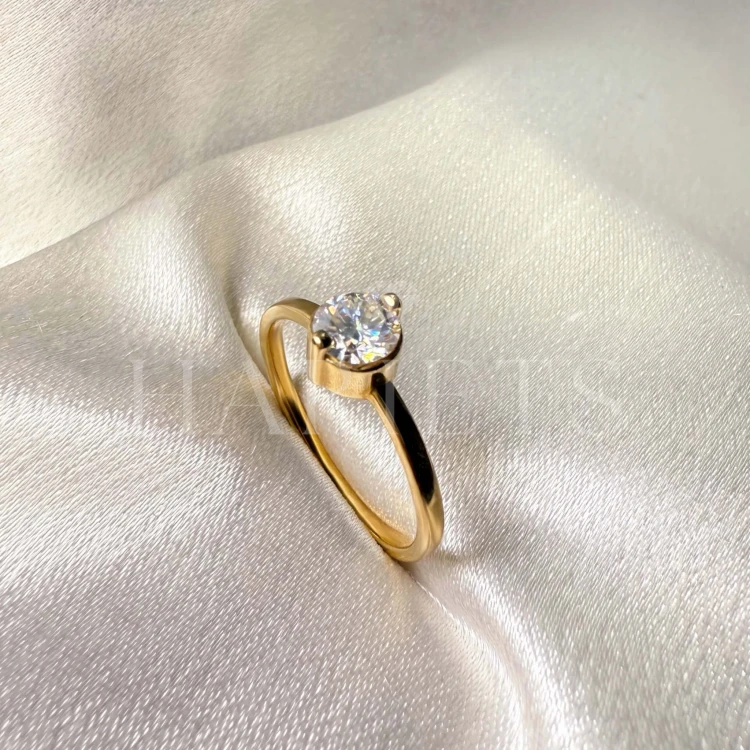 bague-fiancailles-petit-moissanite-0-5ct-taille-brillant-zoom-cote-or-jaune-enigma-hariets.jpg