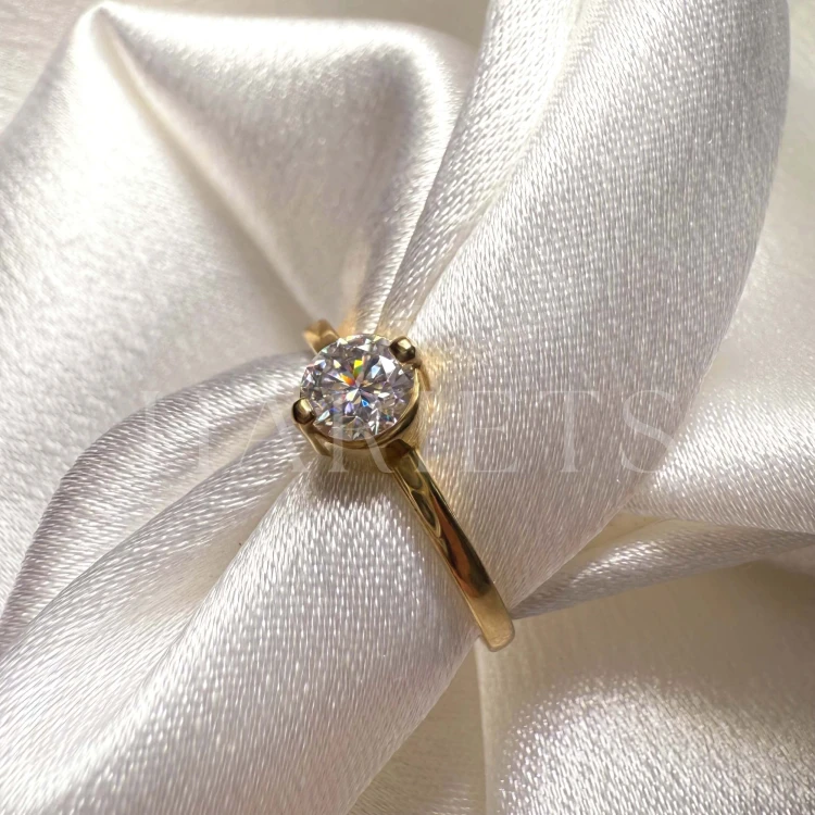 bague-fiancailles-petit-moissanite-0-5ct-taille-brillant-zoom-or-jaune-enigma-hariets.jpg