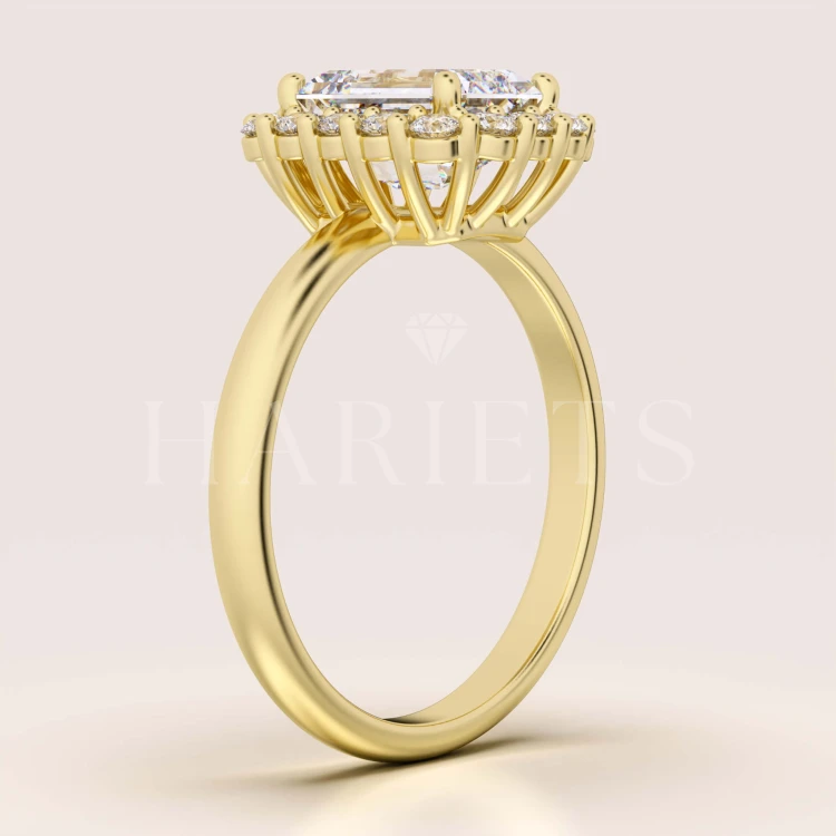 bague-fiancailles-vintage-moissanite-2ct-taille-emeraude-cote-or-jaune-daisy-hariets.jpg