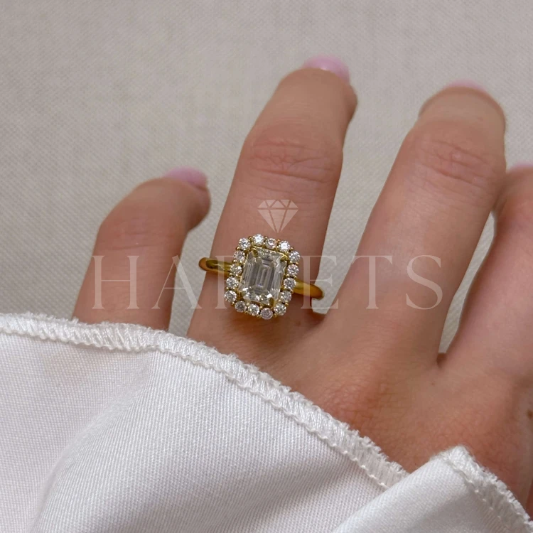 bague-fiancailles-vintage-moissanite-2ct-taille-emeraude-au-doigt-or-jaune-daisy-hariets.jpg