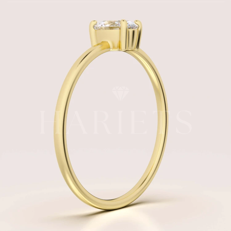 bague-fiancailles-petit-moissanite-0-5ct-taille-ovale-cote-or-jaune-gracelet-hariets.jpg