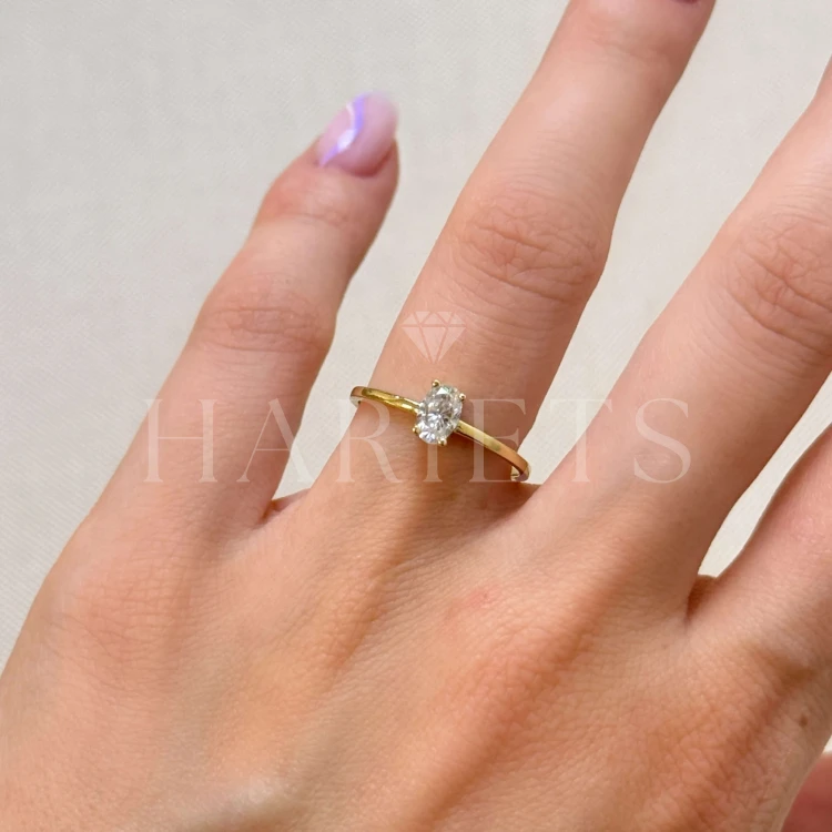 bague-fiancailles-petit-moissanite-0-5ct-taille-ovale-au-doigt-or-jaune-gracelet-hariets.jpg