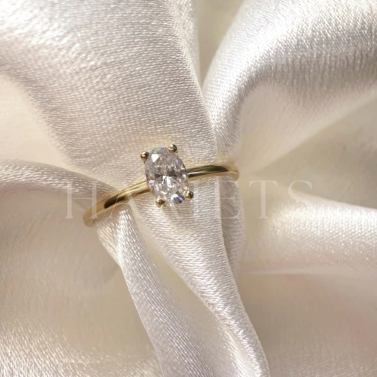 bague-fiancailles-petit-moissanite-0-5ct-taille-ovale-zoom-or-jaune-gracelet-hariets.jpg