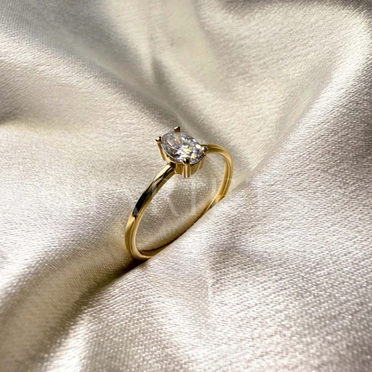 bague-fiancailles-petit-moissanite-0-5ct-taille-ovale-zoom-cote-or-jaune-gracelet-hariets.jpg