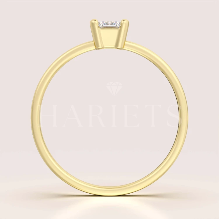 bague-fiancailles-petit-moissanite-0-5ct-taille-emeraude-face-or-jaune-finesse-hariets.jpg