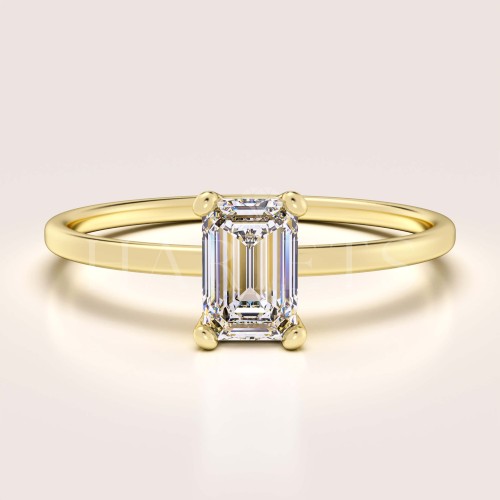 bague-fiancailles-petit-moissanite-0-5ct-taille-emeraude-or-jaune-finesse-hariets.jpg