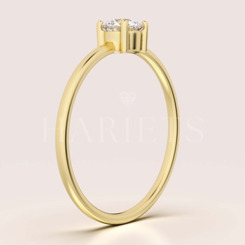 bague-fiancailles-petit-moissanite-0-3ct-taille-brillant-cote-or-jaune-delicacy-hariets.jpg