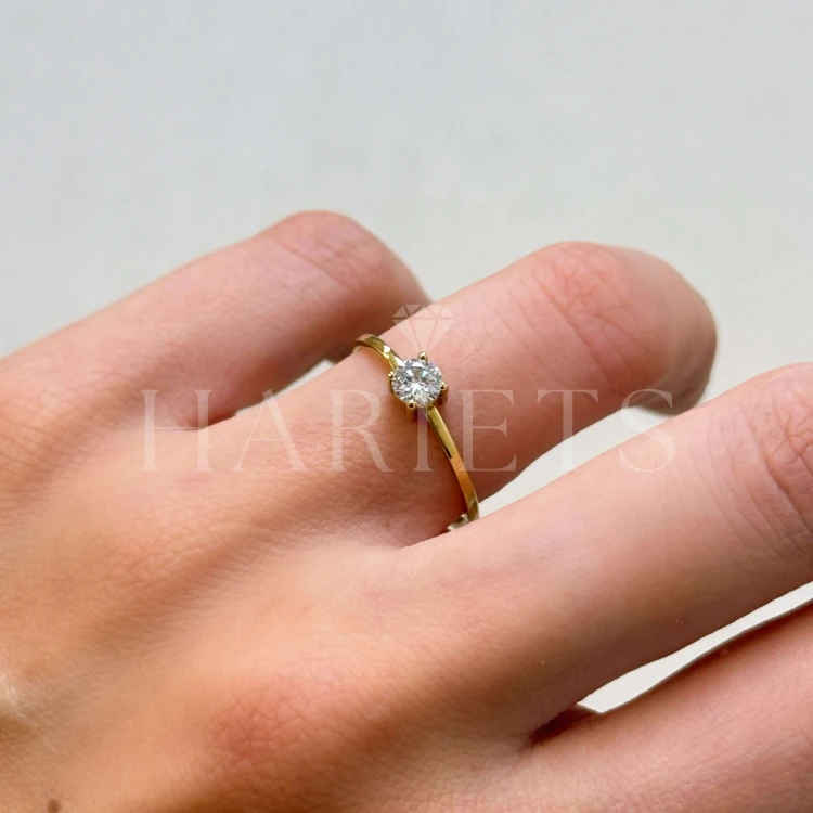 bague-fiancailles-petit-moissanite-0-3ct-taille-brillant-au-doigt-cote-or-jaune-delicacy-hariets.jpg