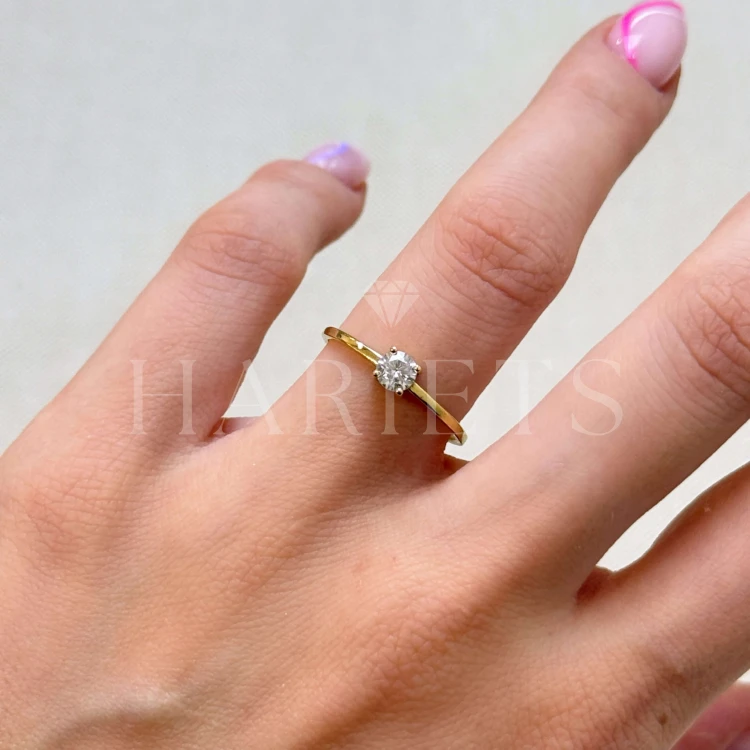 bague-fiancailles-petit-moissanite-0-3ct-taille-brillant-au-doigt-or-jaune-delicacy-hariets.jpg