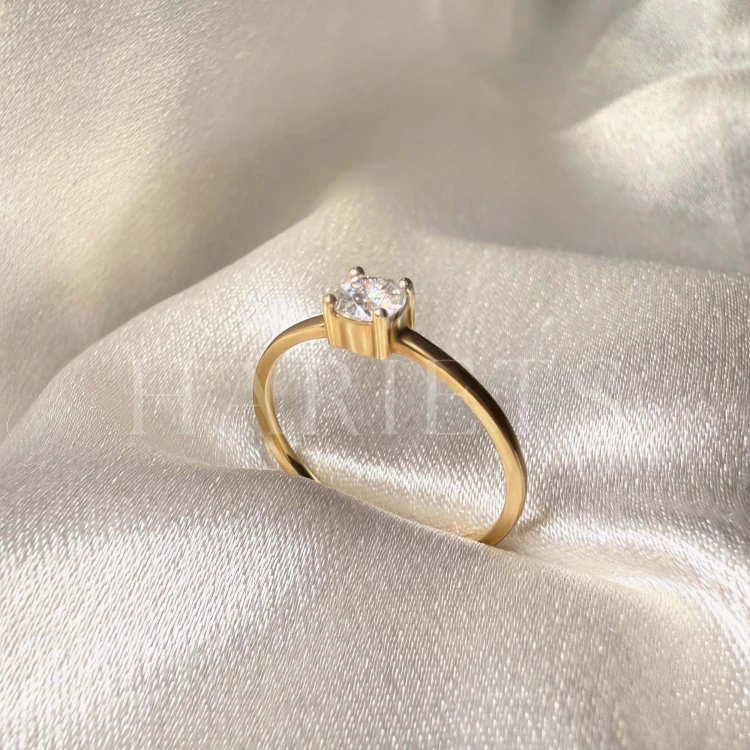 bague-fiancailles-petit-moissanite-0-3ct-taille-brillant-zoom-cote-or-jaune-delicacy-hariets.jpg