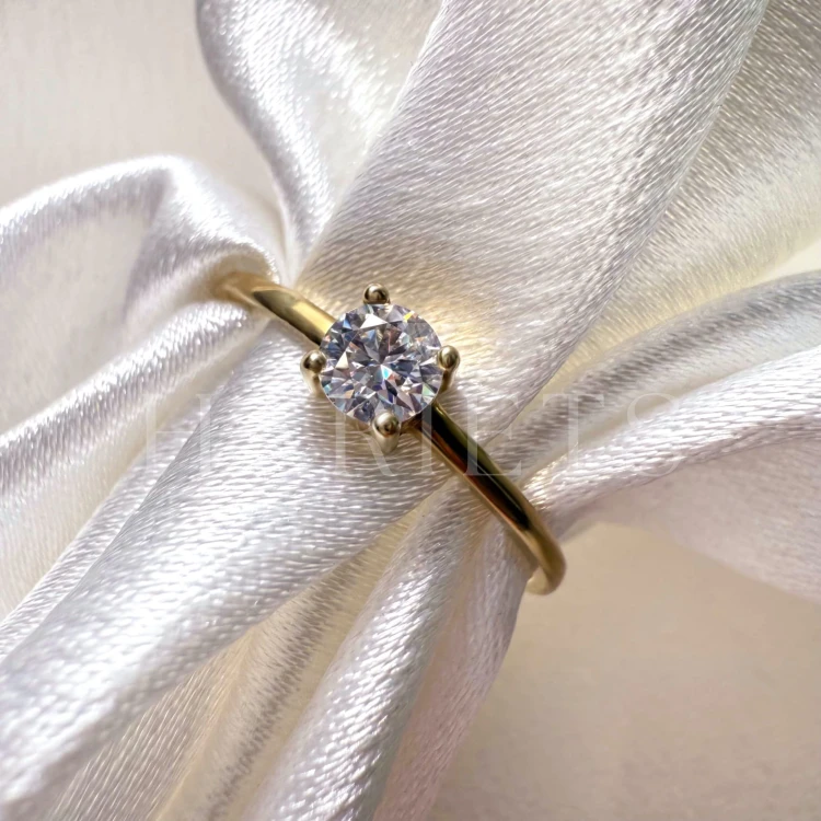 bague-fiancailles-petit-moissanite-0-3ct-taille-brillant-zoom-or-jaune-delicacy-hariets.jpg