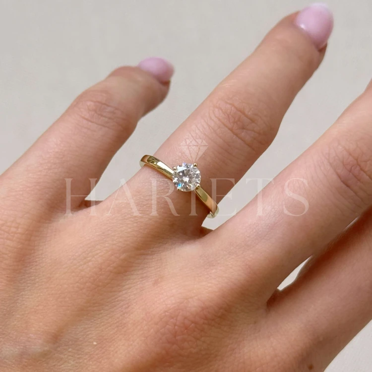 bague-fiancailles-solitaire-bloom-moissanite-0-6ct-taille-brillant-au-doigt-or-jaune-hariets.jpg