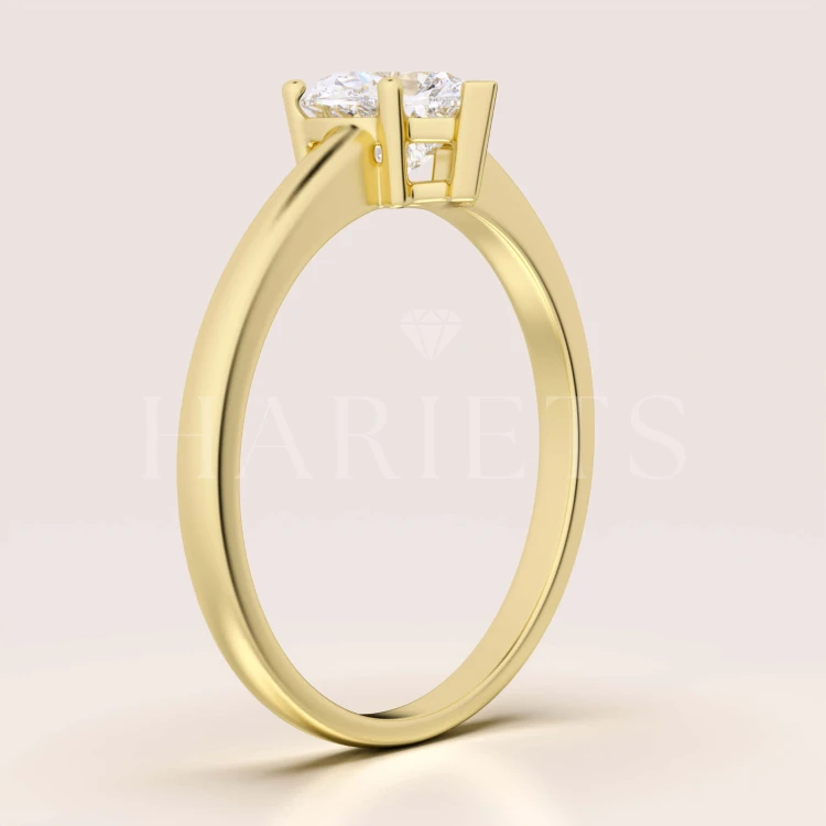 bague-fiancailles-solitaire-coeur-moissanite-1ct-taille-coeur-cote-or-jaune-hariets.jpg