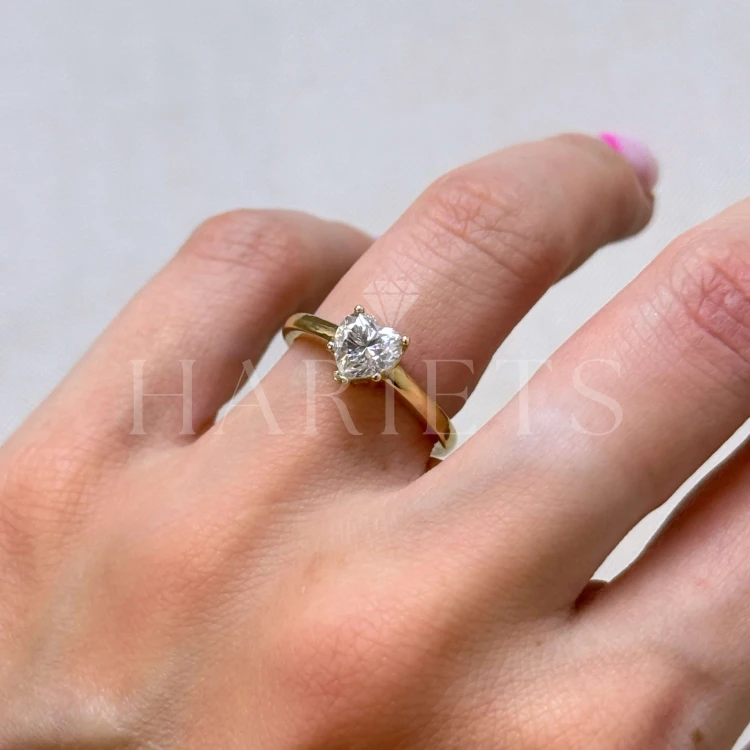 bague-fiancailles-solitaire-coeur-moissanite-1ct-taille-coeur-au-doigt-zoom-or-jaune-hariets.jpg