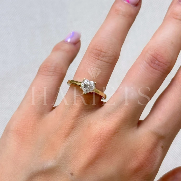 bague-fiancailles-solitaire-coeur-moissanite-1ct-taille-coeur-au-doigt-or-jaune-hariets.jpg